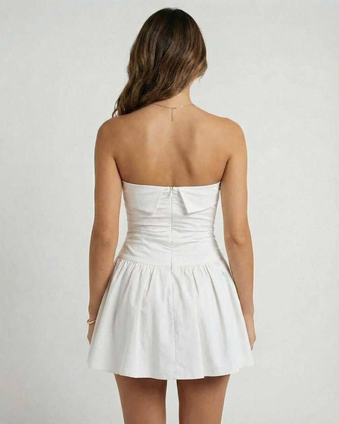 Moda mujer: Vestido mini blanco fresco y ligero con diseño acampanado y sin tirantes, perfecto para el verano.