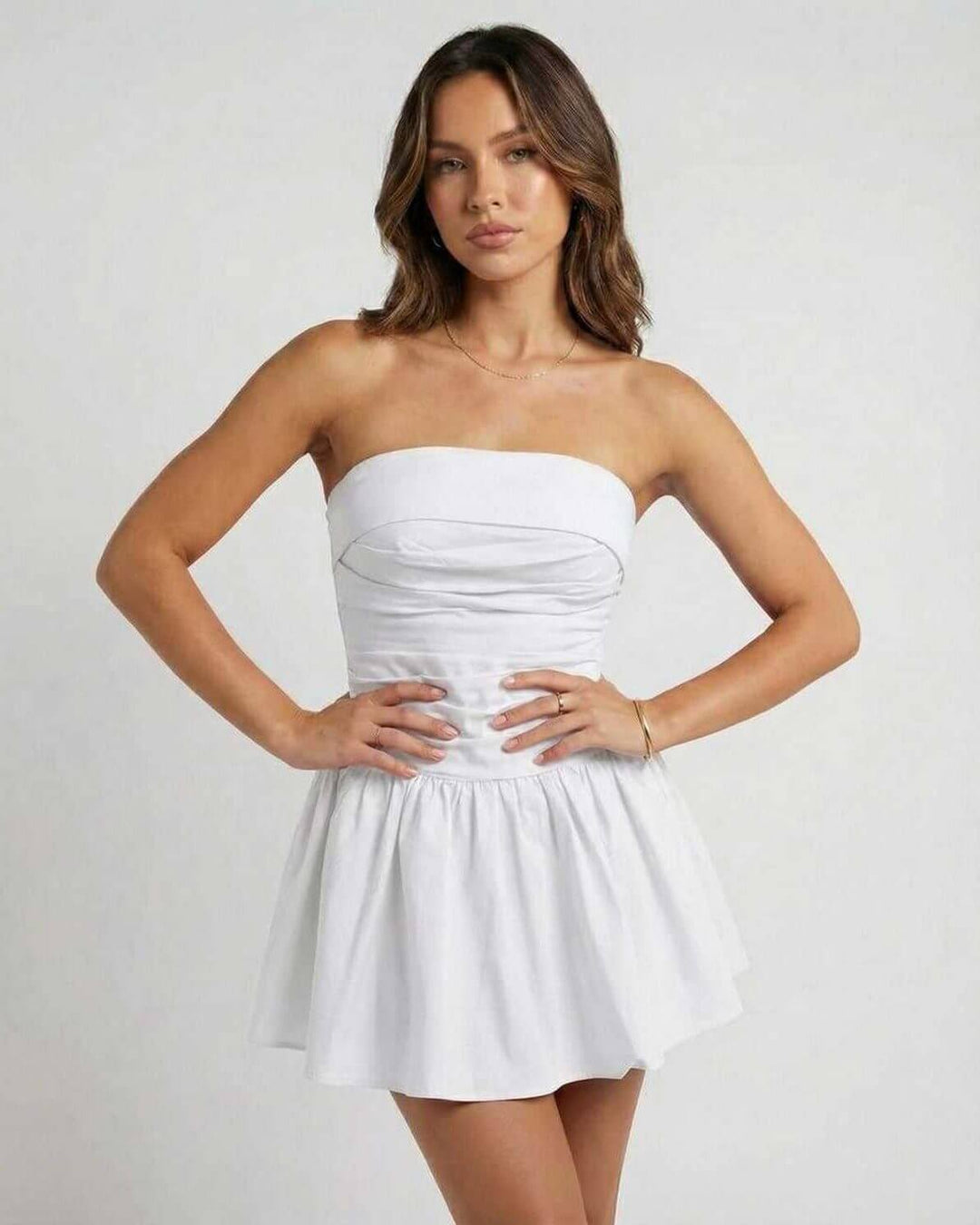 Vestido mini blanco sin tirantes para mujer, estilo acampanado. Ideal para verano, fiestas y look casual.