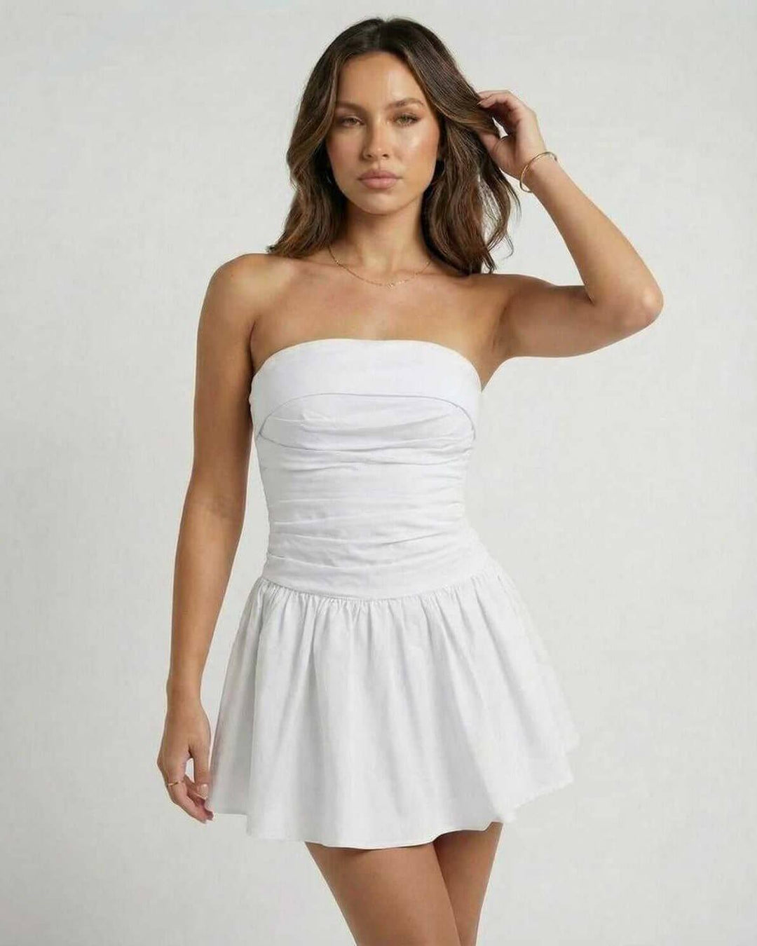 Vestido mini blanco para mujer, sin tirantes, con falda acampanada. Estilo casual y moderno para cualquier ocasión.