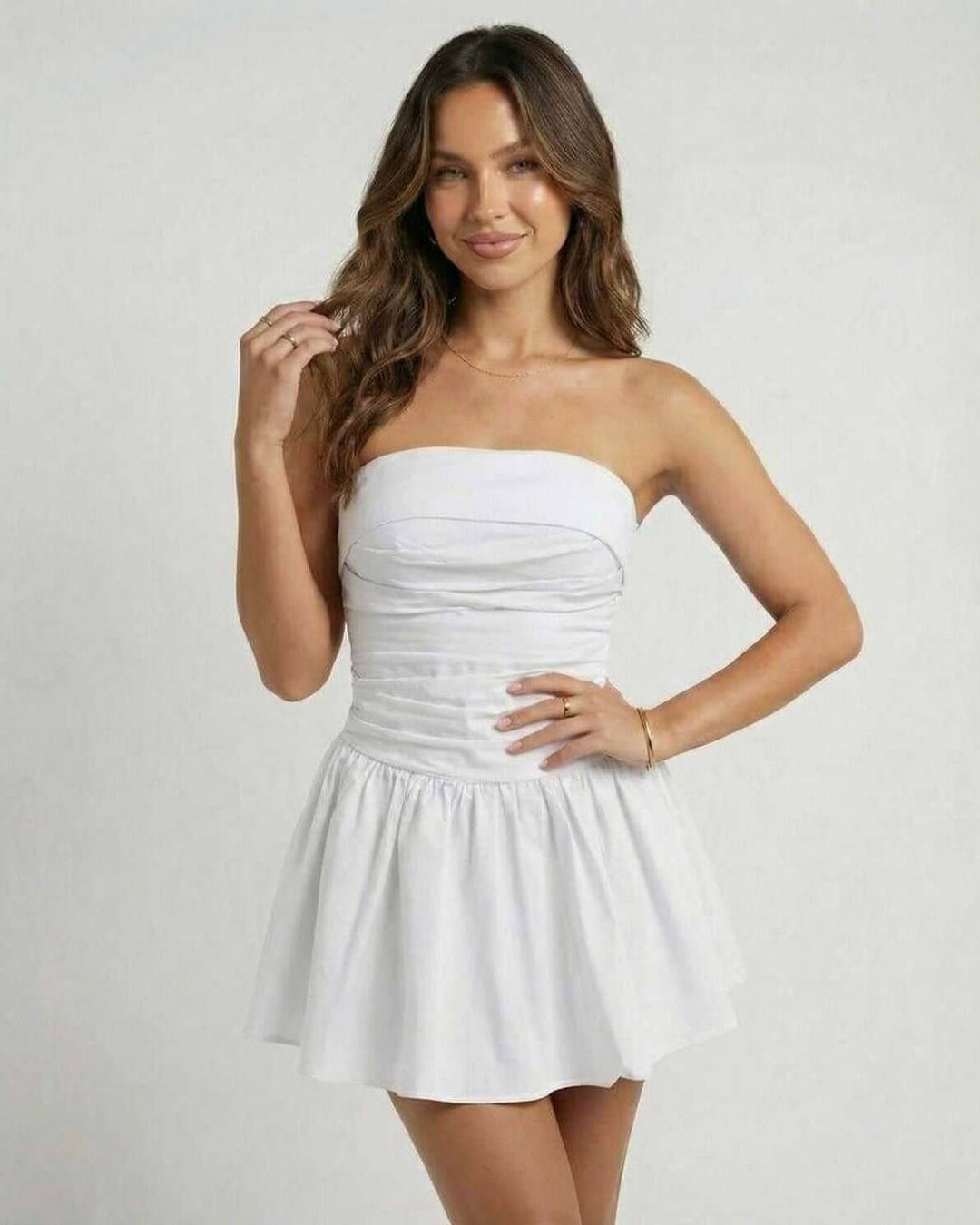 Vestido blanco acampanado sin tirantes, mini, elegante y versátil para mujer. Ideal para fiesta o casual chic.