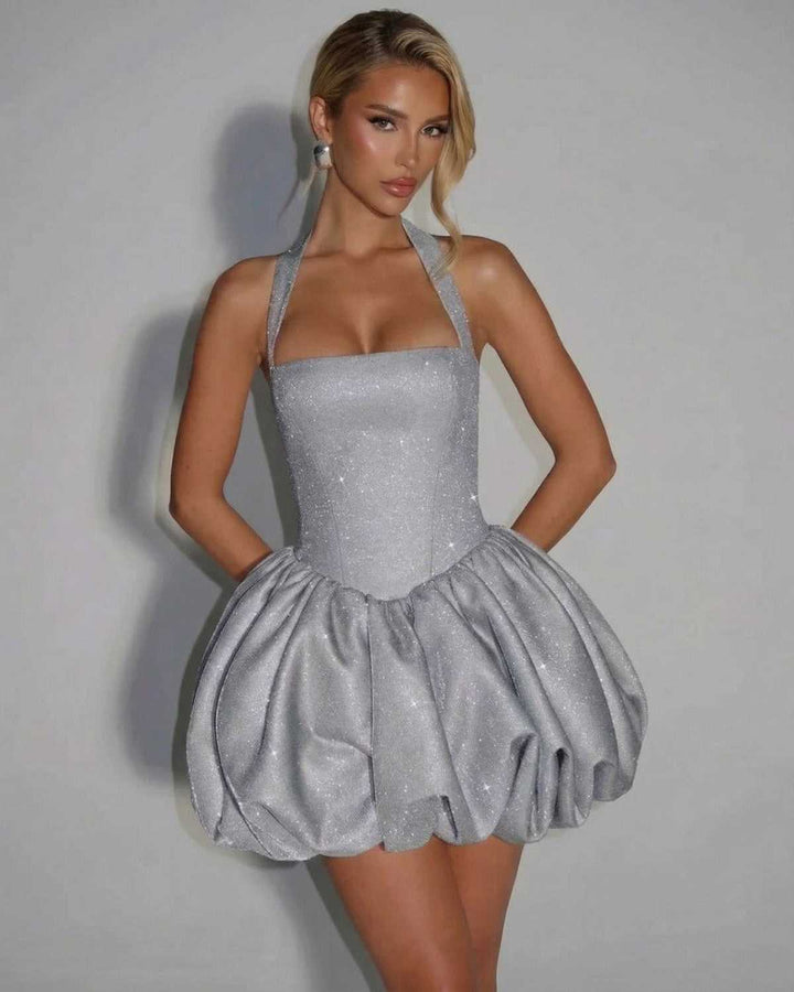 Vestido mini de lentejuelas plata para mujer, con volumen esculpido. Ideal para fiesta y noche.
