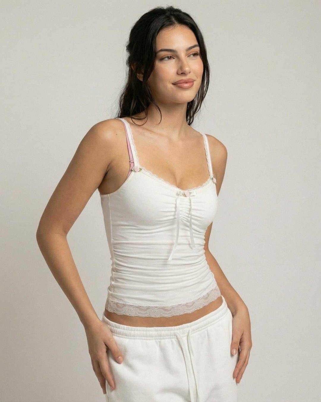 Top de encaje marfil Lunelle de mujer con diseño floral y tirantes ajustables. Ideal para verano.