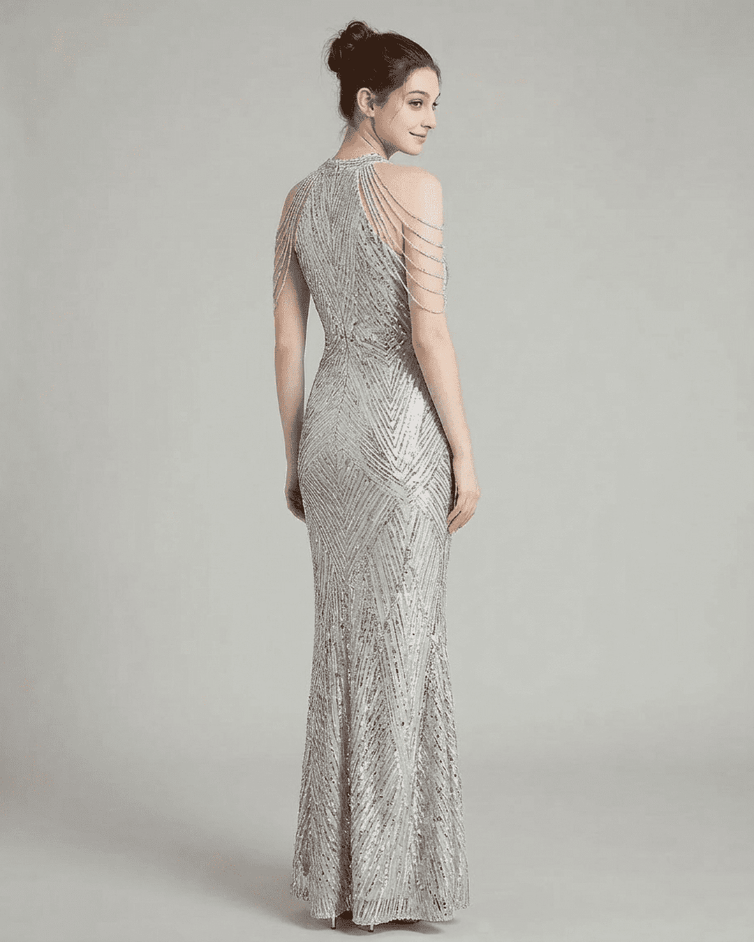 Elegante vestido de fiesta maxi con lentejuelas brillantes, corte sirena y escote halter para mujer.