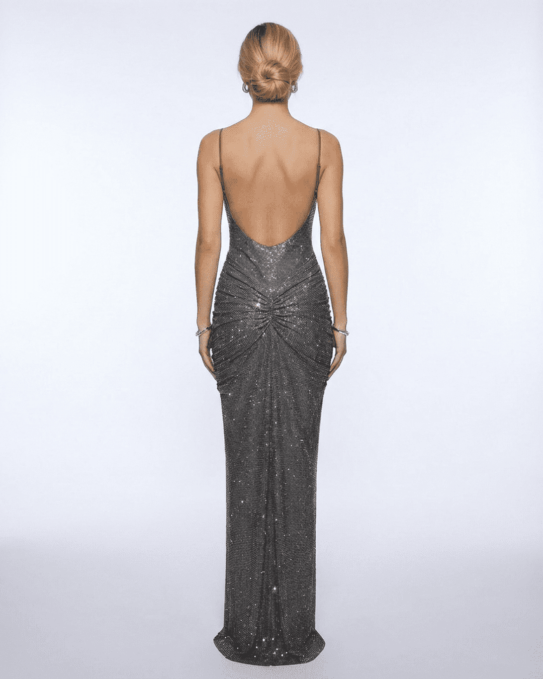 Elegante vestido de noche ajustado Lyra para invitada nupcial, con brillo plateado y corte maxi.