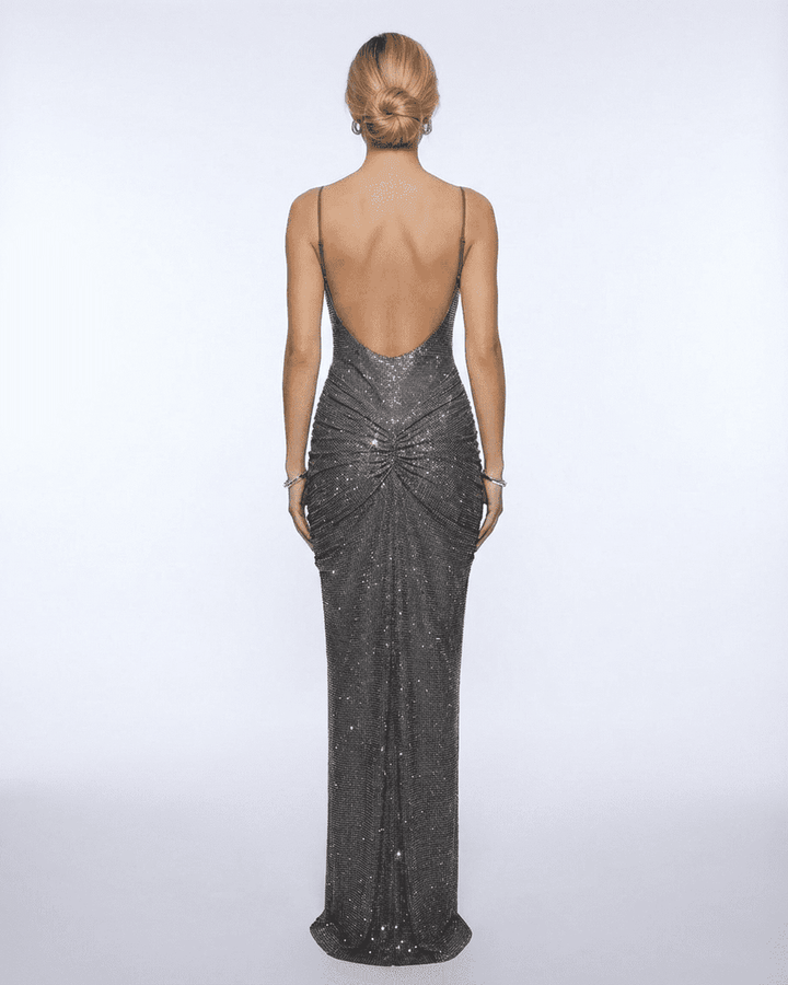 Elegante vestido de noche ajustado Lyra para invitada nupcial, con brillo plateado y corte maxi.