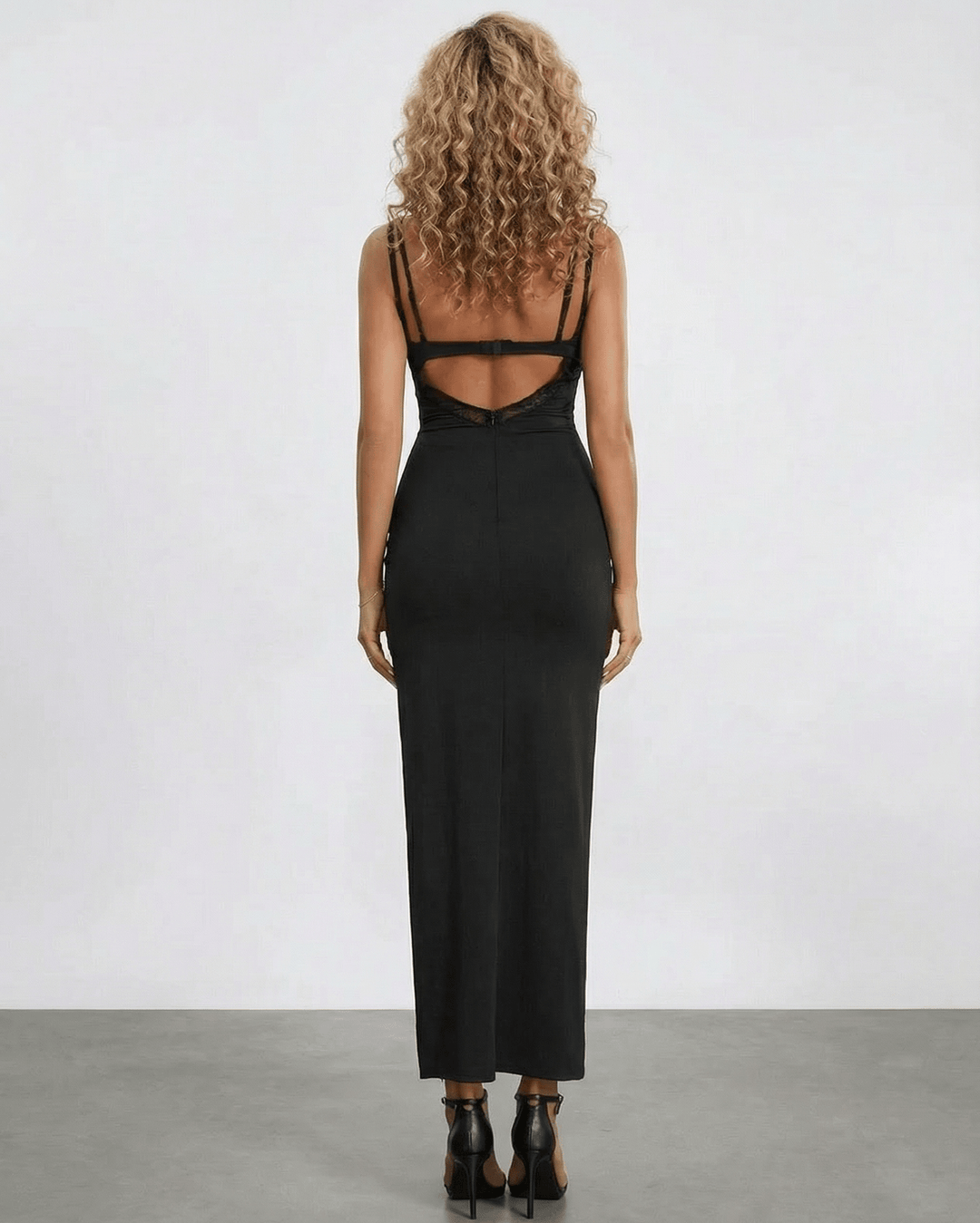 Vestido maxi blanco formal con delicado panel de encaje y tirantes espagueti. Moda elegante para mujer.