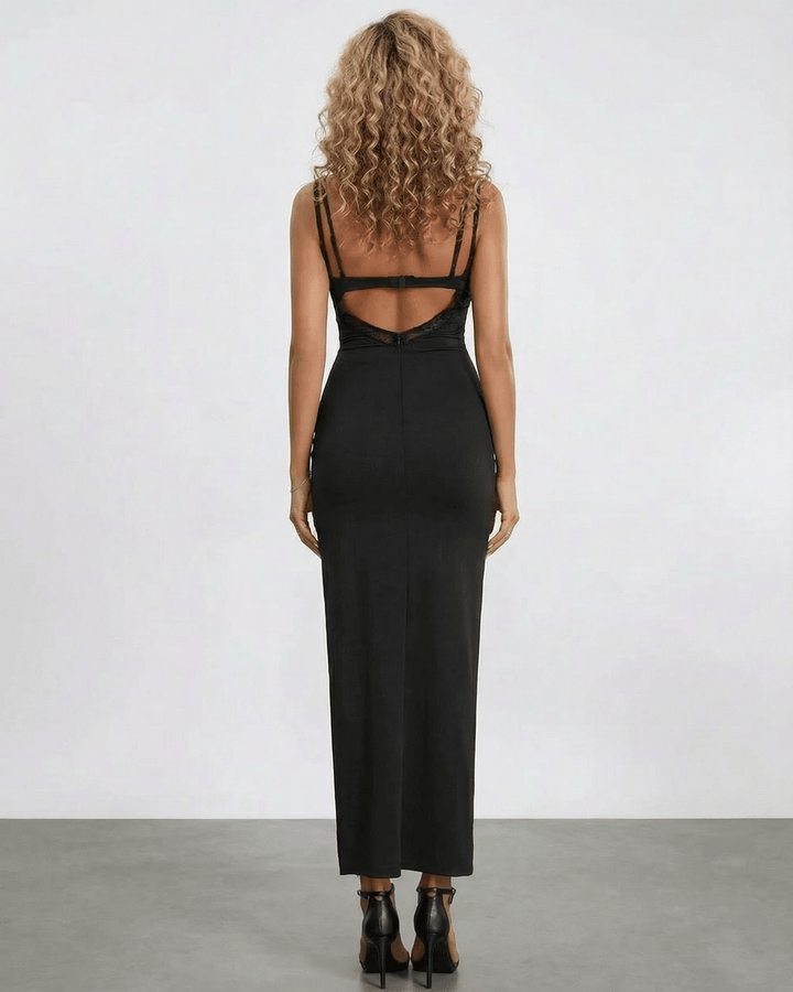 Vestido maxi blanco formal con delicado panel de encaje y tirantes espagueti. Moda elegante para mujer.