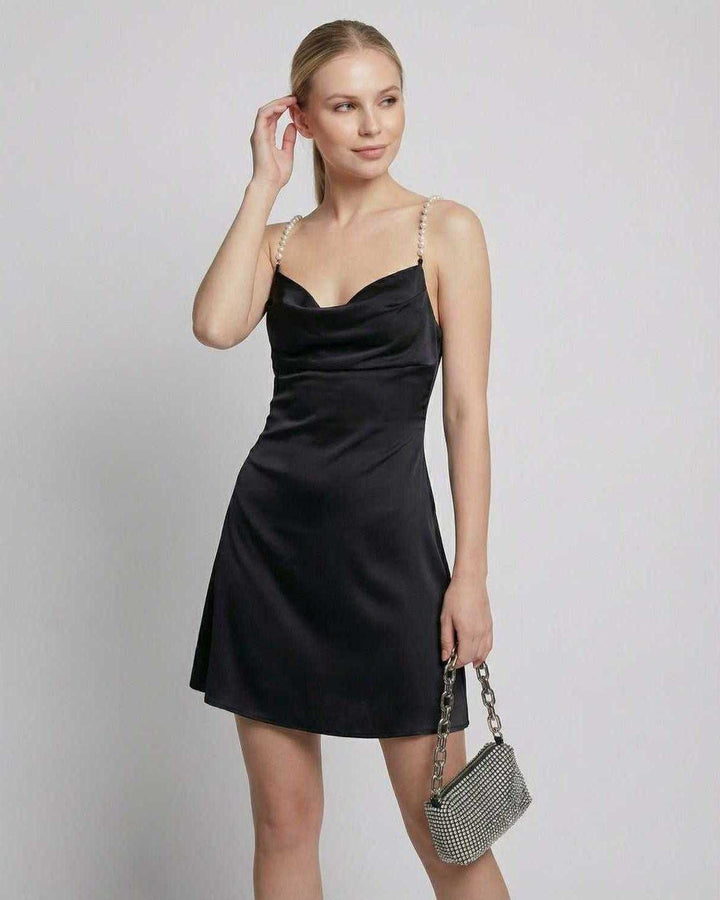 Vestido mini negro de fiesta con perlas y drapeado, estilo chic para salir por la noche.
