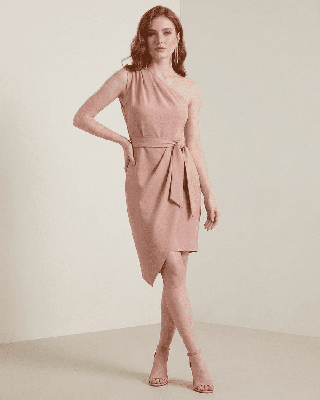 Vestido mini bodycon blanco de un hombro. Estilo asimétrico y elegante, perfecto para fiestas y ocasiones especiales.