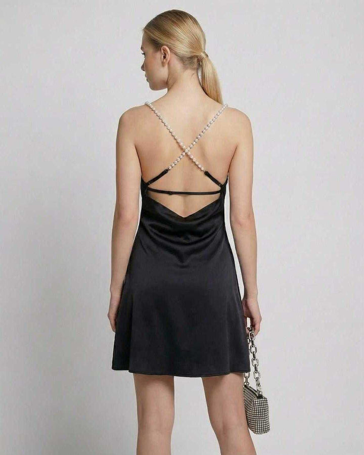 Vestido mini de noche negro sin espalda para mujer, perfecto para cóctel y eventos especiales.