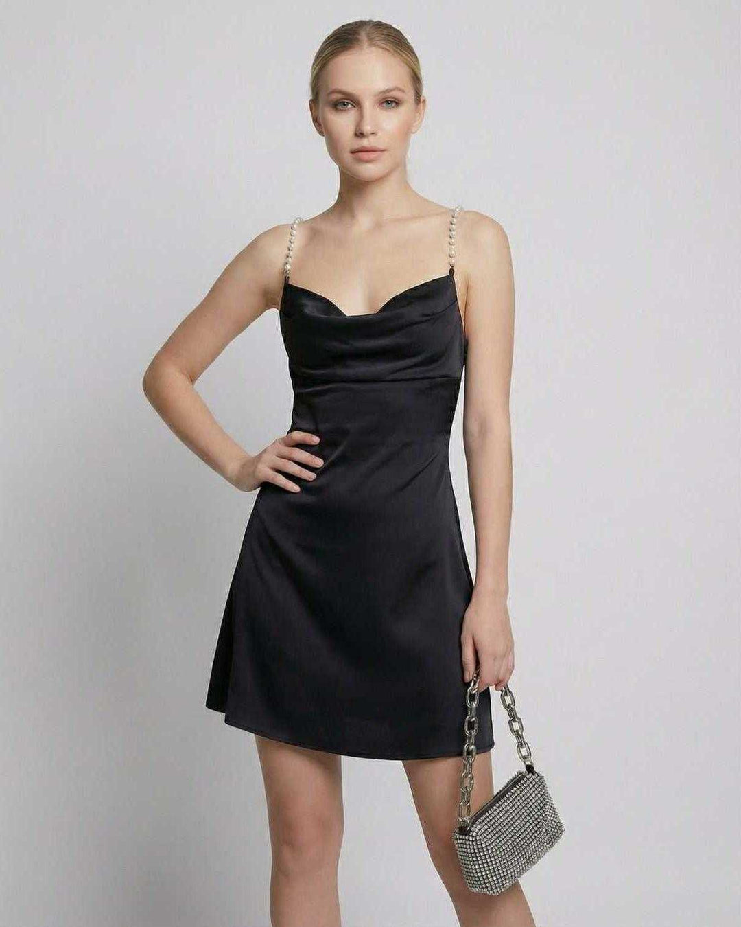Vestido mini negro elegante de mujer con detalles de perlas, ideal para fiesta y noche.