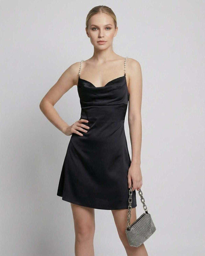 Vestido mini negro elegante de mujer con detalles de perlas, ideal para fiesta y noche.