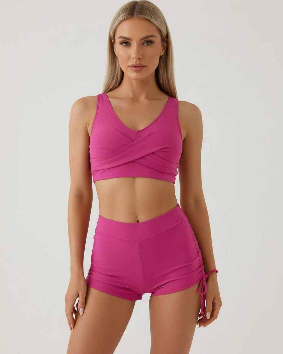 Top corto de verano y pantalón corto femenino. Conjunto dos piezas perfecto para moda casual y playa.