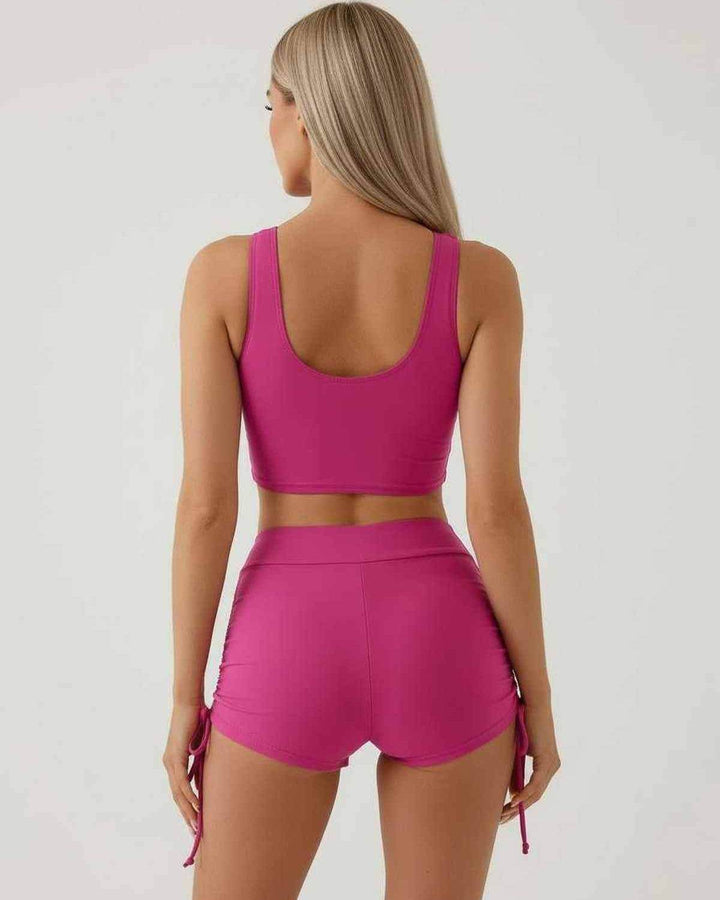 Outfit casual de verano chic para mujer: top corto, pantalón corto cintura alta. Perfecto para moda playa.