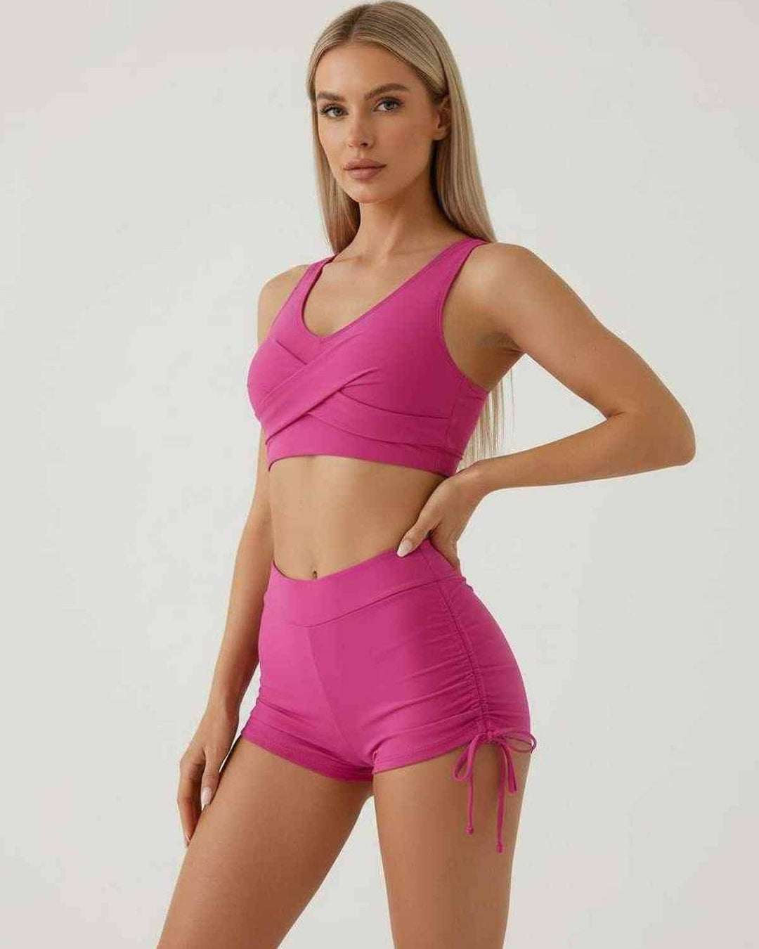 Conjunto femenino estilo resort con top crop y shorts. Ropa de verano de dos piezas, ideal para clima cálido.