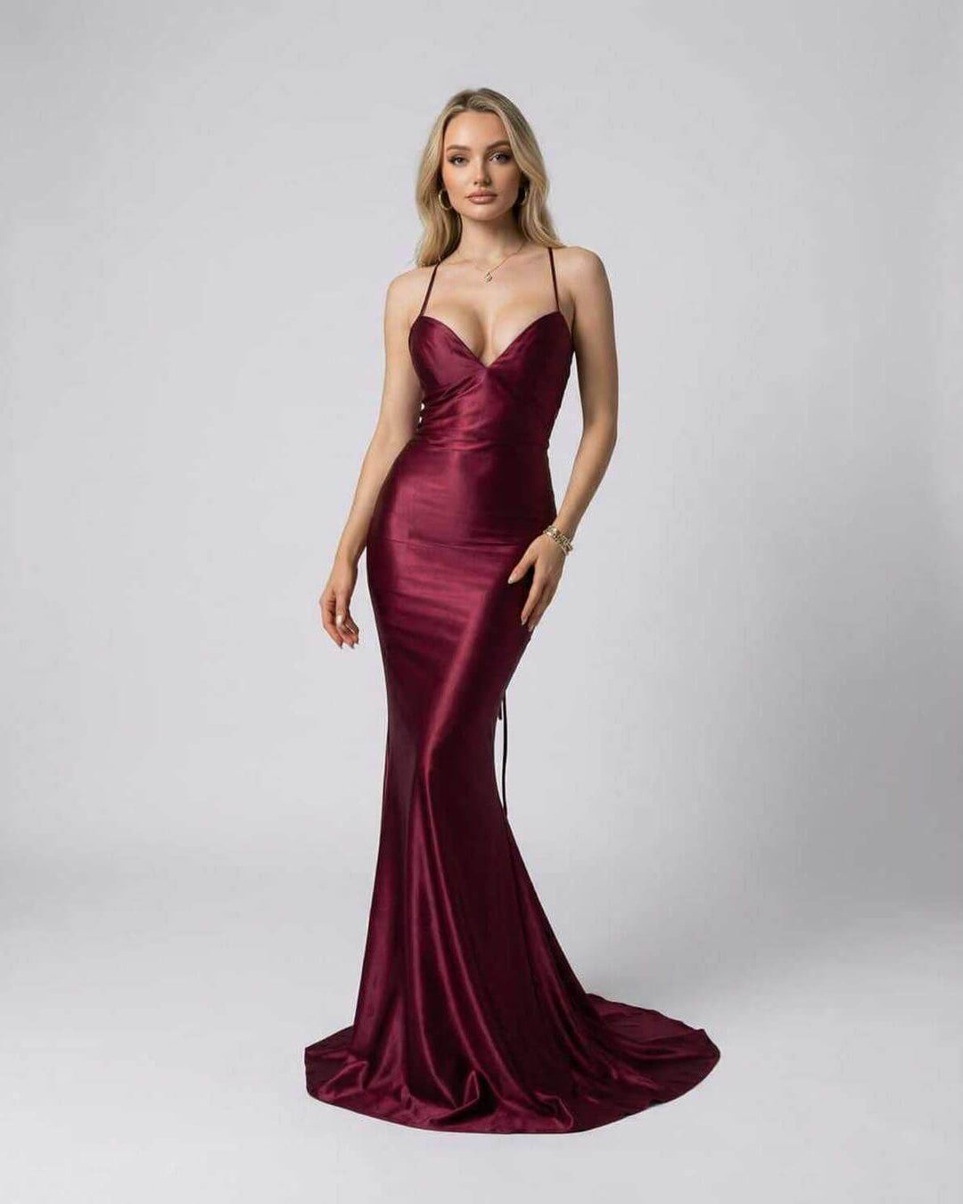 Vestido maxi de noche blanco elegante con escote en V y espalda con cordones, perfecto para fiesta o boda.