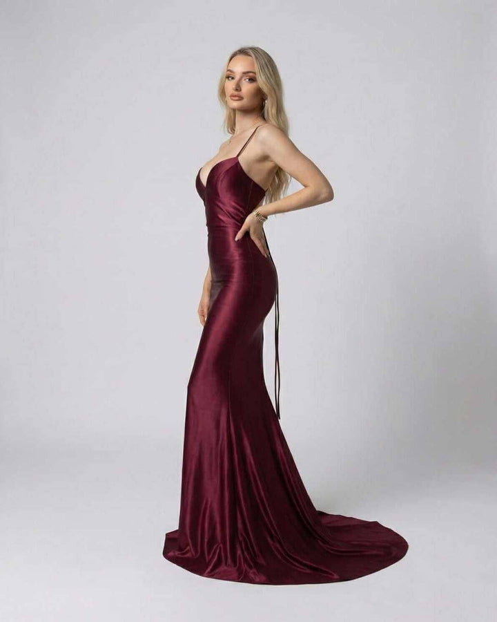 Vestido largo de noche blanco con escote en V profundo y detalle de espalda con cordones, muy glamuroso.