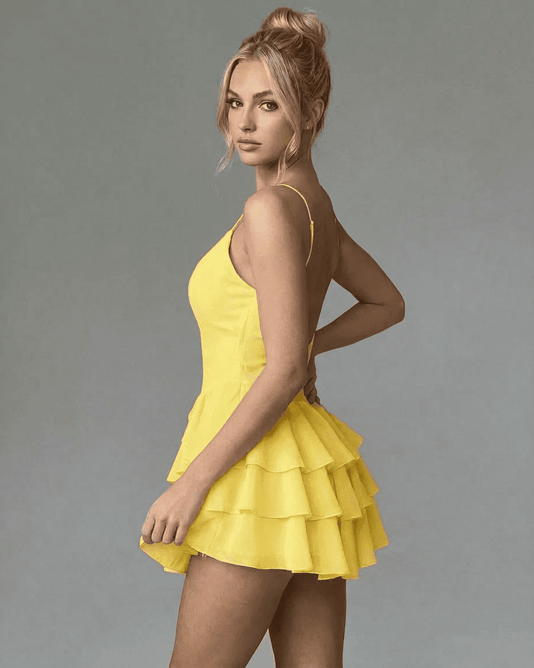 Vestido mini amarillo de mujer con escote V y volantes delicados, perfecto para cóctel y noche.
