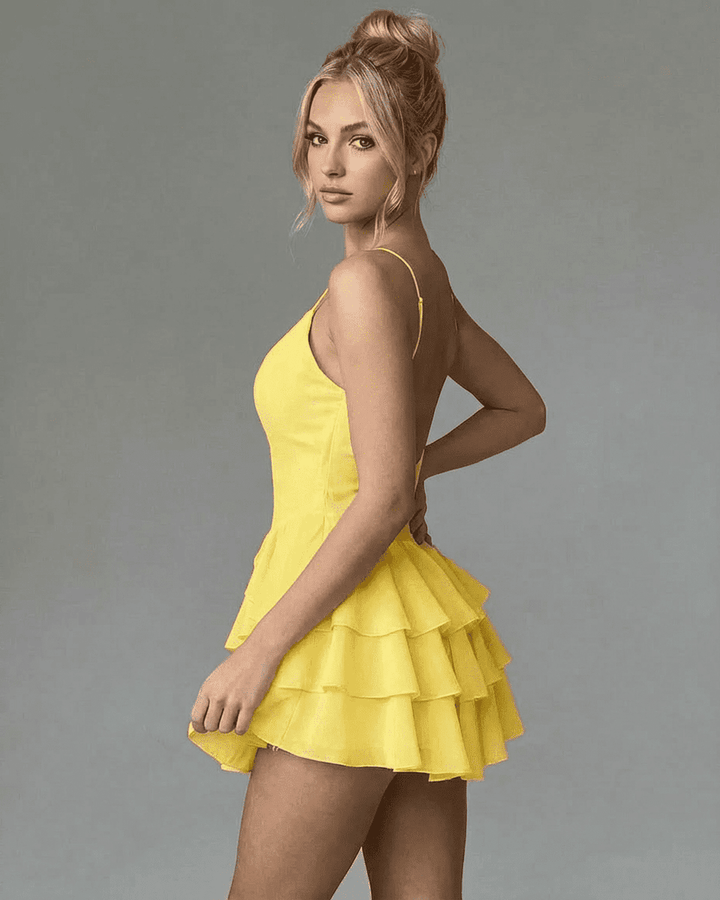 Vestido mini amarillo de mujer con escote V y volantes delicados, perfecto para cóctel y noche.