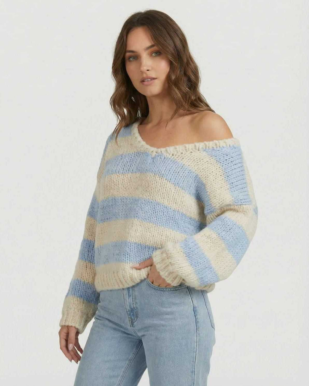 Suéter de mujer con cuello V y rayas distintivas, estilo relajado y chic para el otoño. Moda cómoda.