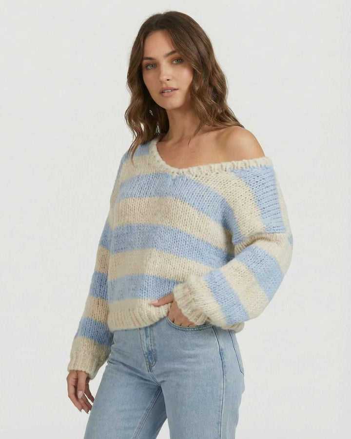 Suéter de mujer con cuello V y rayas distintivas, estilo relajado y chic para el otoño. Moda cómoda.