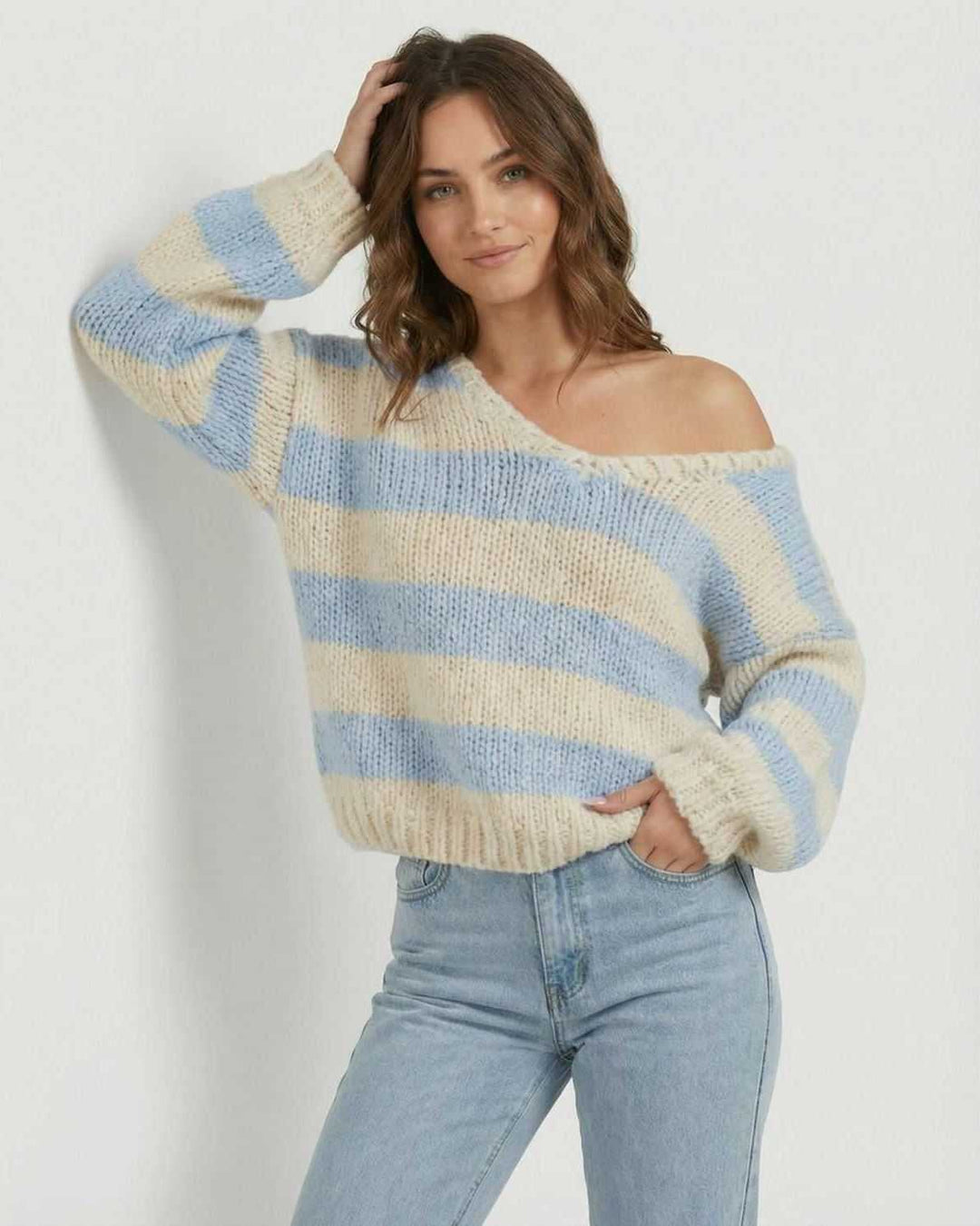 Suéter de mujer con rayas, cuello V y estilo relajado, ideal para otoño. Cómodo y casual.