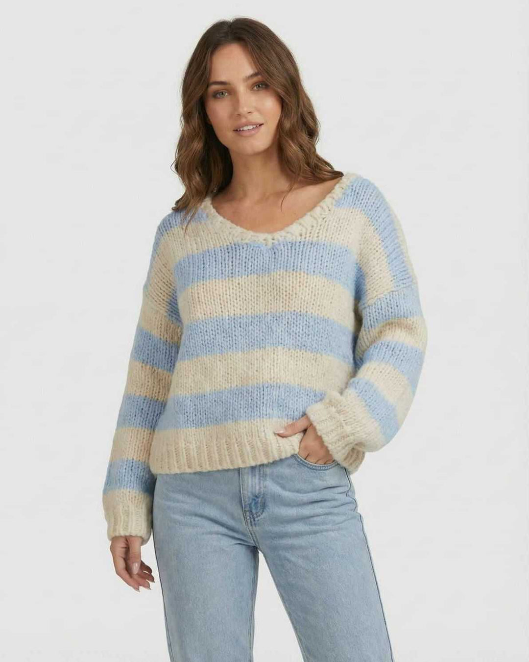 Suéter de rayas para mujer con cuello V, tejido de punto suave, ideal para un look relajado y cómodo. Casual.