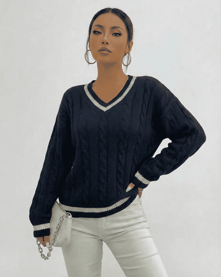 Mujer vistiendo suéter blanco de punto con cuello V. Un look casual elegante y cómodo para el frío.