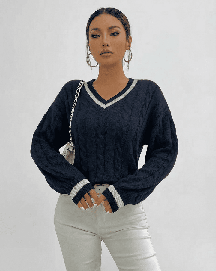 Pullover blanco de punto cableado con cuello V para mujer, perfecto para looks de otoño-invierno.