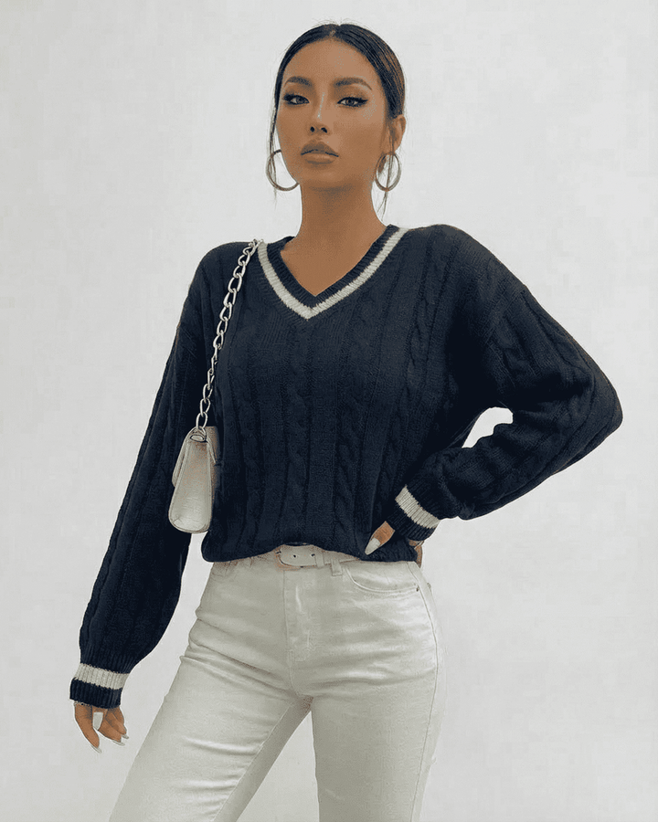 Suéter blanco de punto cableado para mujer con cuello V. Ideal para otoño e invierno.