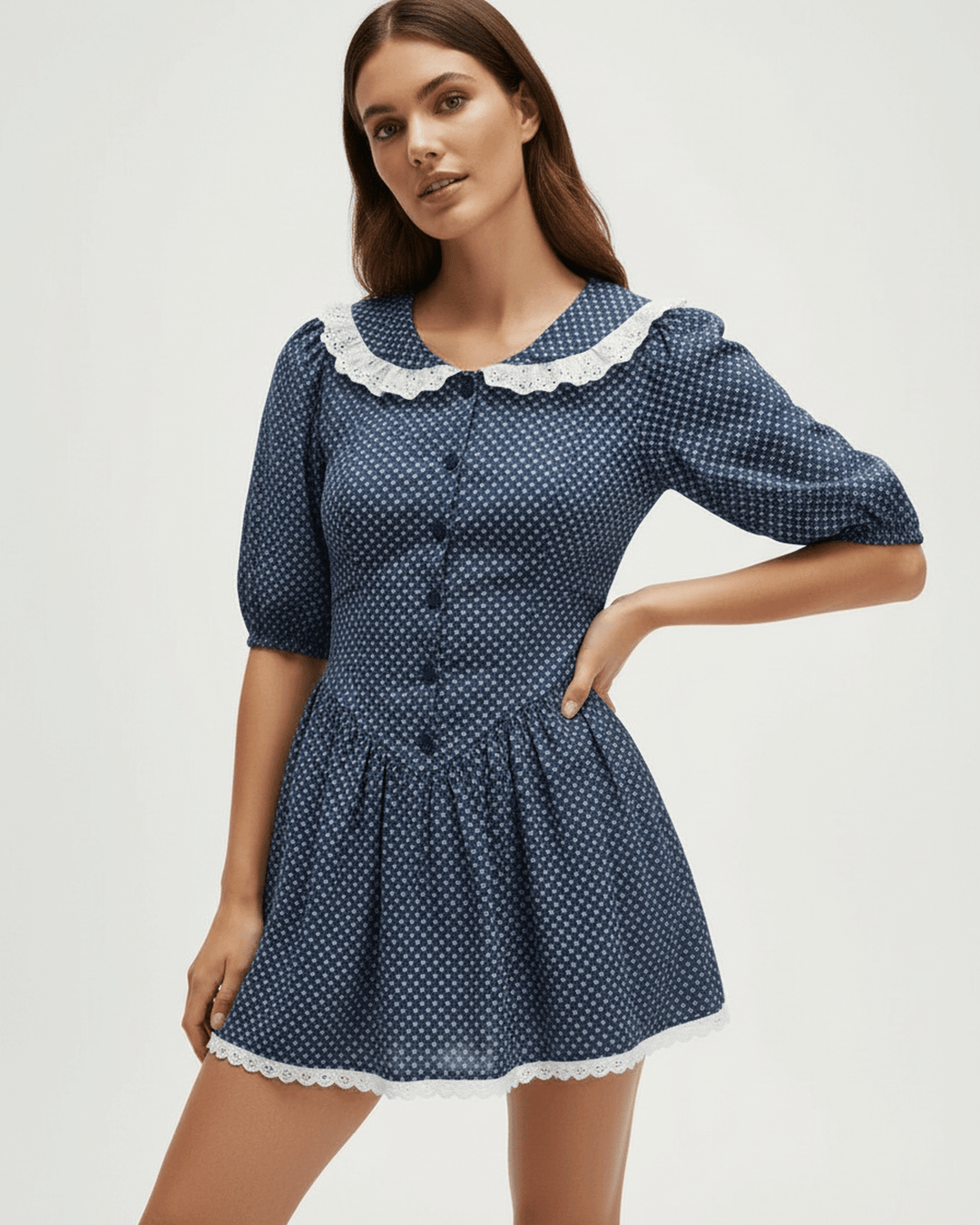 Vestido corto Marinette azul con lunares para mujer, ideal fiesta o brunch. Diseño vintage moderno y casual.