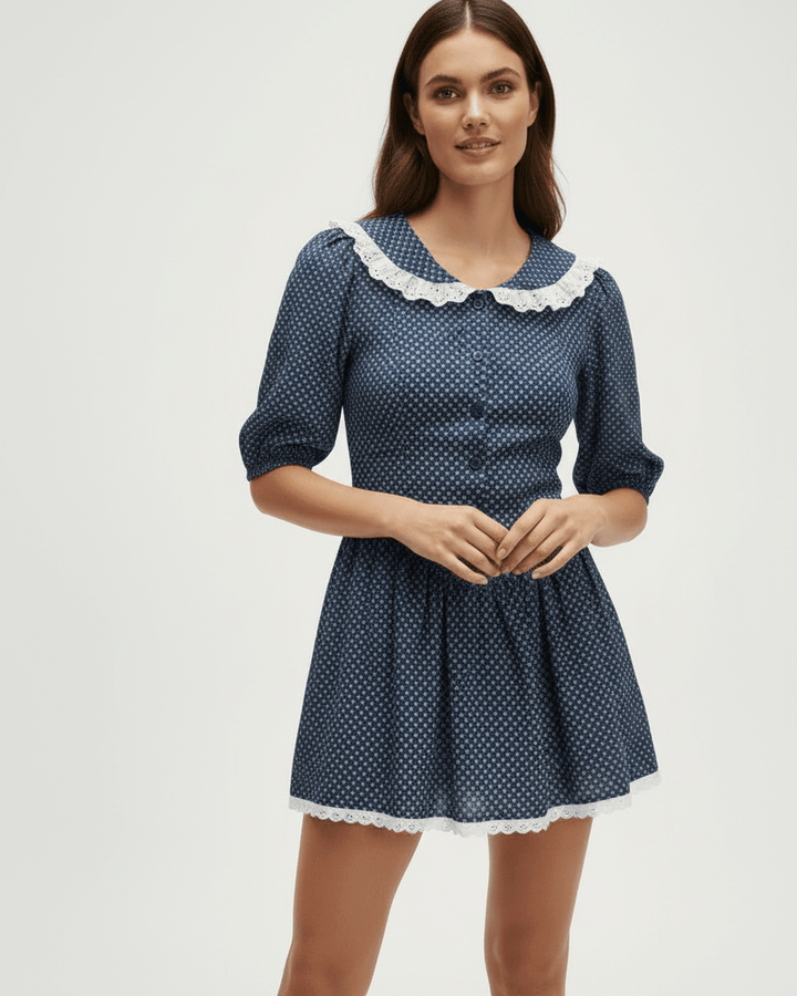 Vestido mini mujer azul marino estilo vintage. Destacan cuello Peter Pan blanco y mangas abullonadas con lunares.