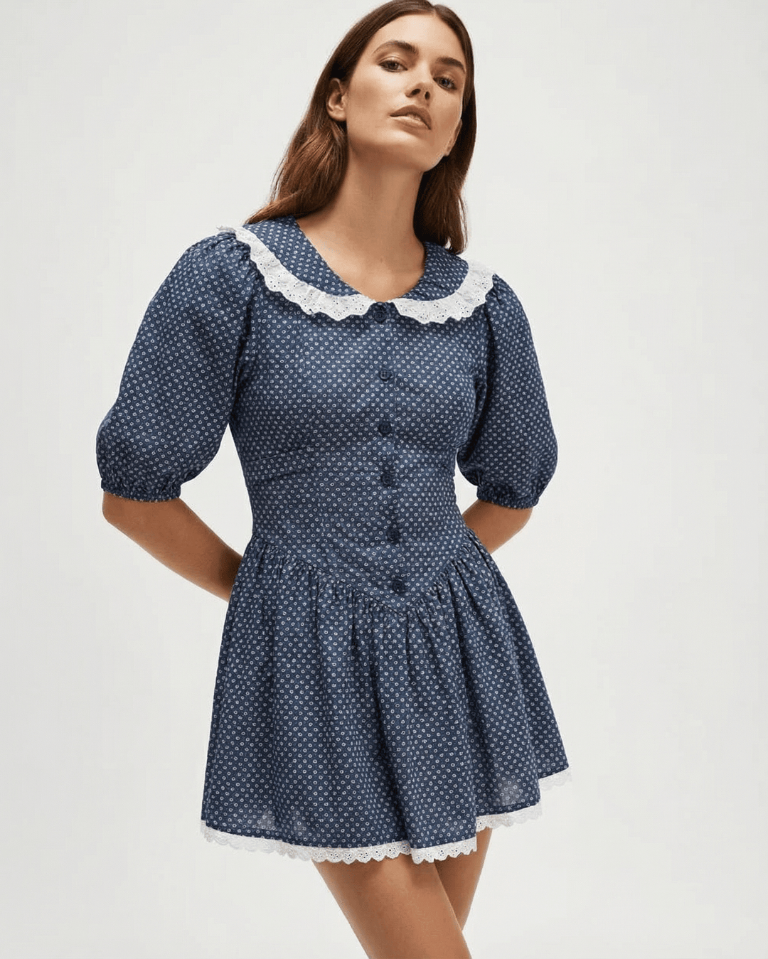 Vestido mini azul marino mujer con cuello Peter Pan, lunares y mangas abullonadas. Estilo vintage elegante.