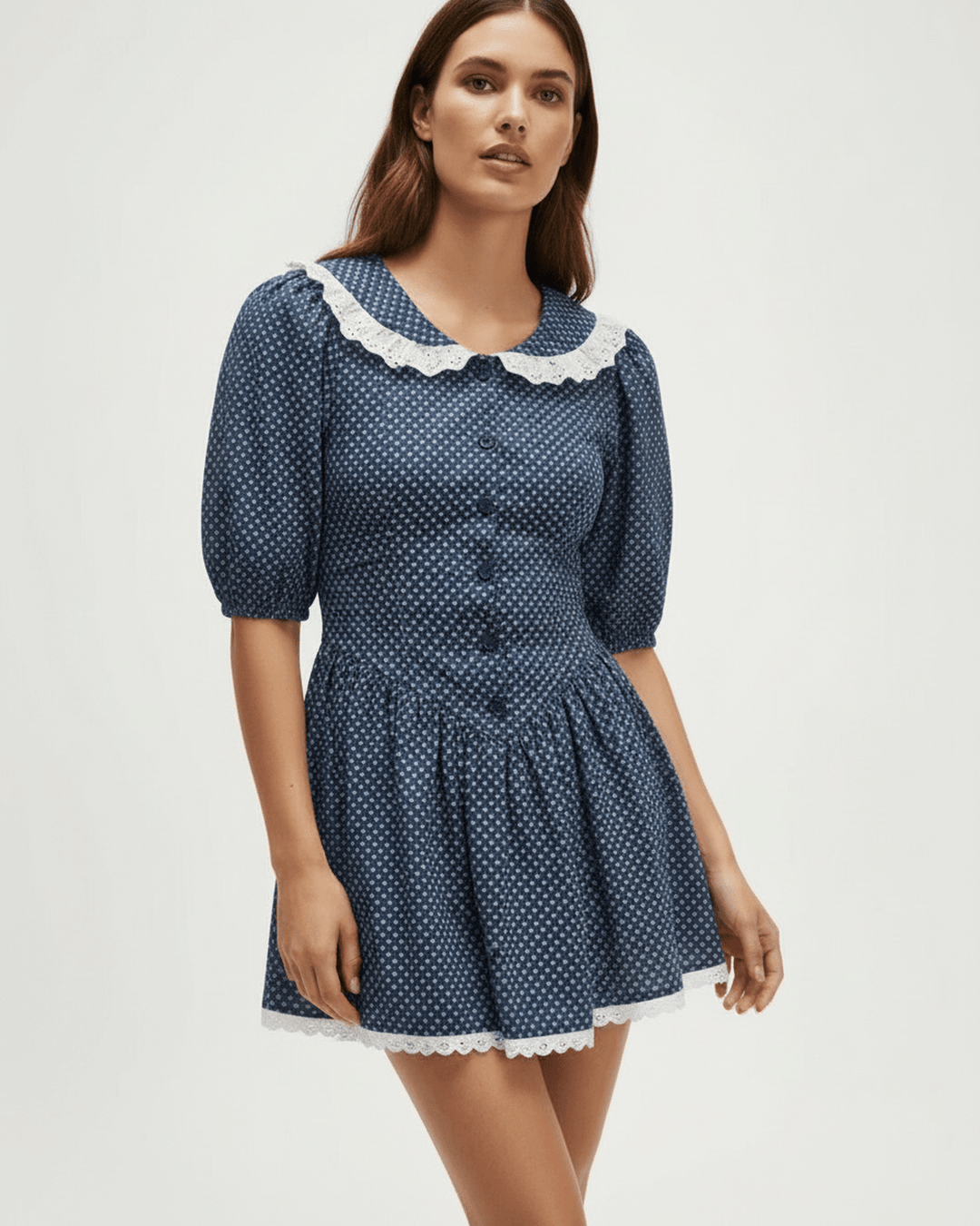 Vestido de verano corto azul marino mujer con lunares, cuello Peter Pan. Perfecto para un look casual elegante.