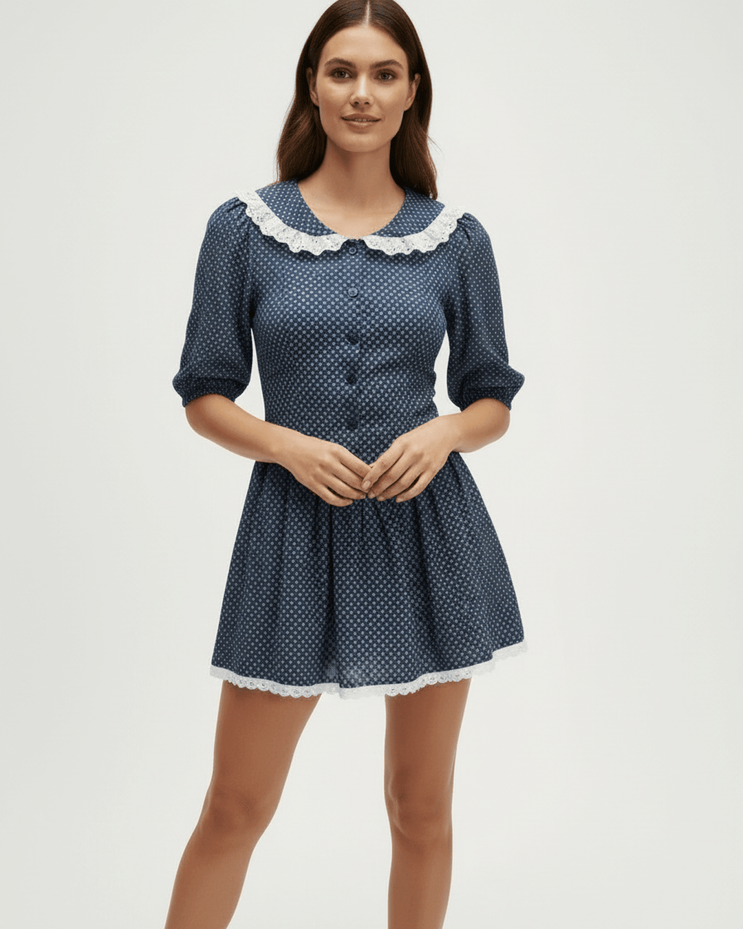 Elegante vestido mini azul marino con lunares para mujer. Cuello Peter Pan y mangas abullonadas. Moda femenina.