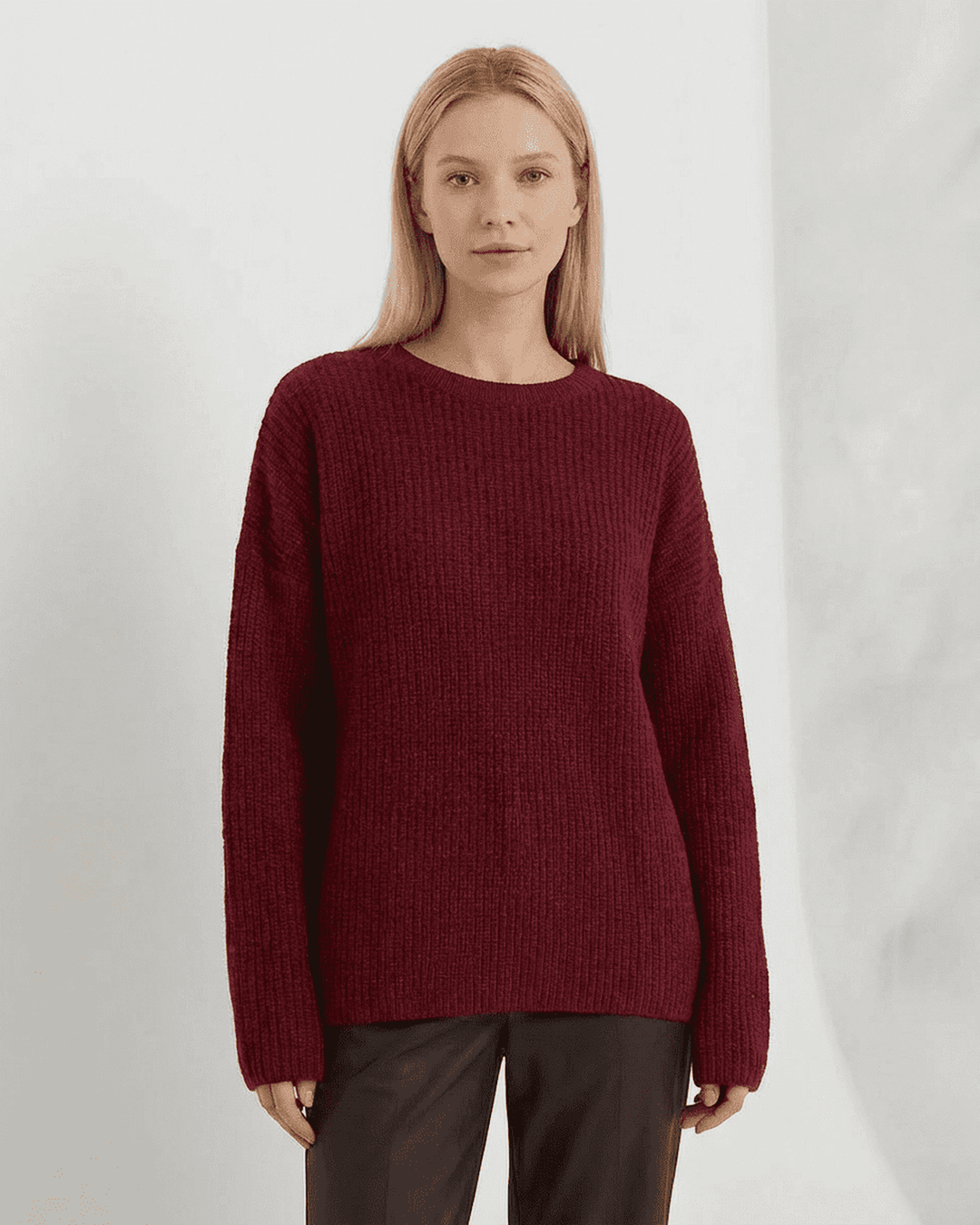 Suéter de mujer burdeos con cuello redondo. Perfecto para estilo casual, ropa cómoda y holgada de invierno.