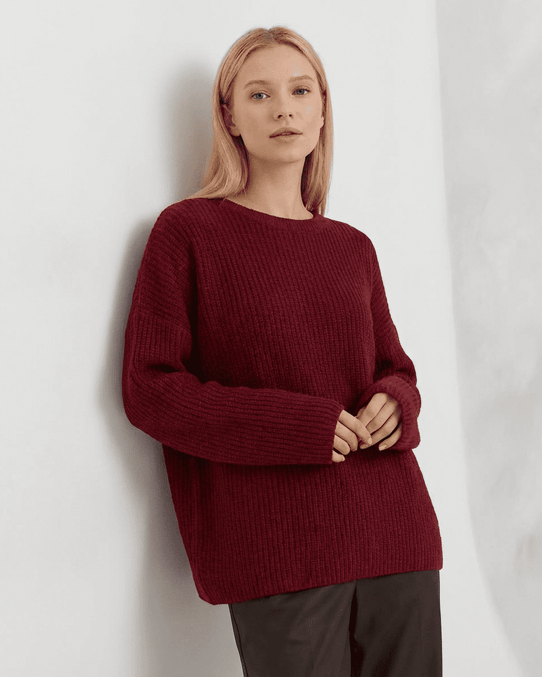 Suéter burdeos de mujer, cuello redondo. Estilo casual y cómodo para otoño e invierno, prenda holgada.