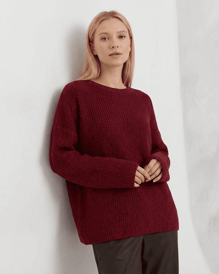 Suéter burdeos de mujer, cuello redondo. Estilo casual y cómodo para otoño e invierno, prenda holgada.