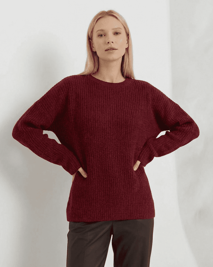 Suéter de mujer color burdeos, cuello redondo. Prenda holgada y cómoda para estilo casual de invierno.