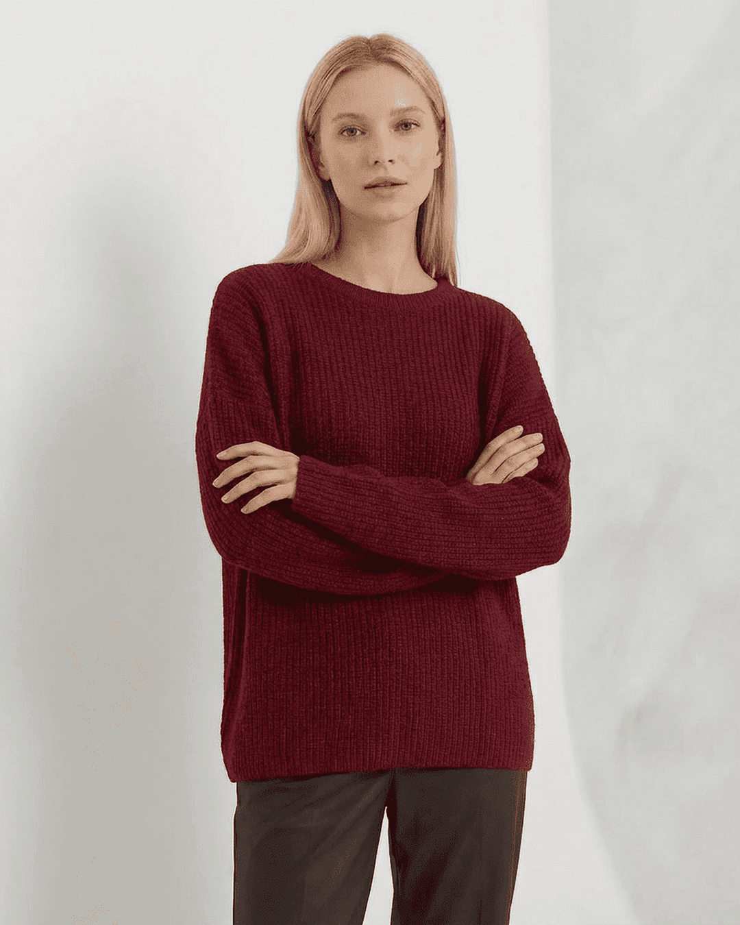 Detalle suéter burdeos de mujer, cuello redondo. Tejido suave y confortable, ideal para otoño/invierno.