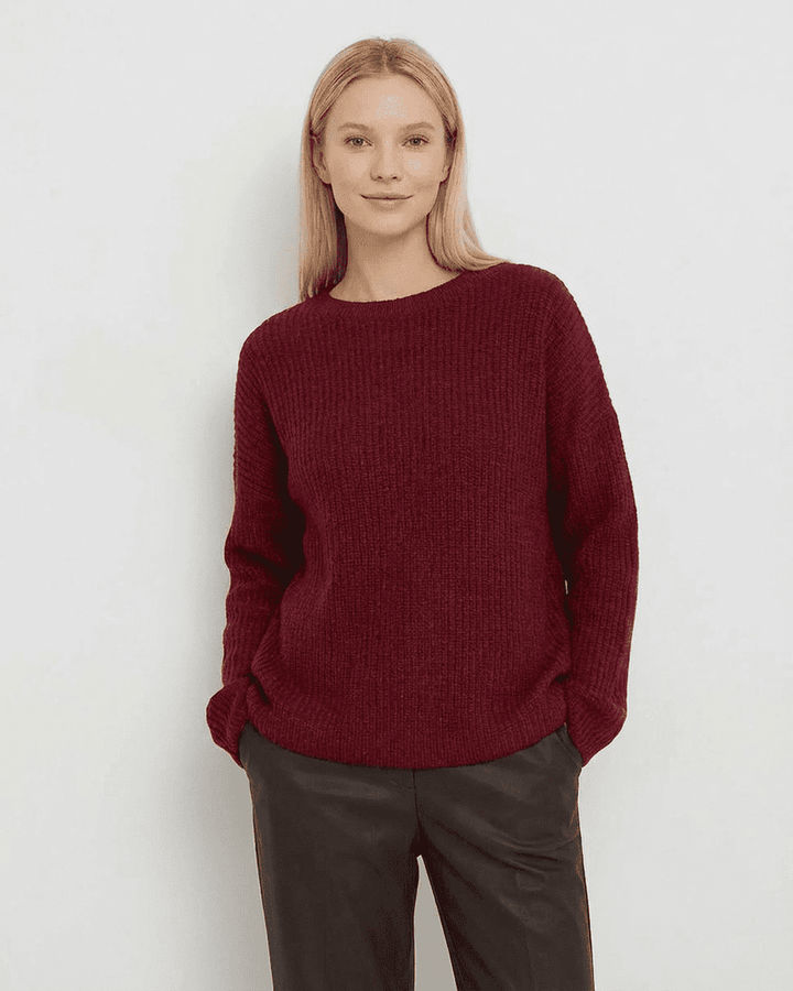 Look casual con suéter de mujer burdeos. Cuello redondo, ropa cómoda para otoño e invierno, estilo relajado.