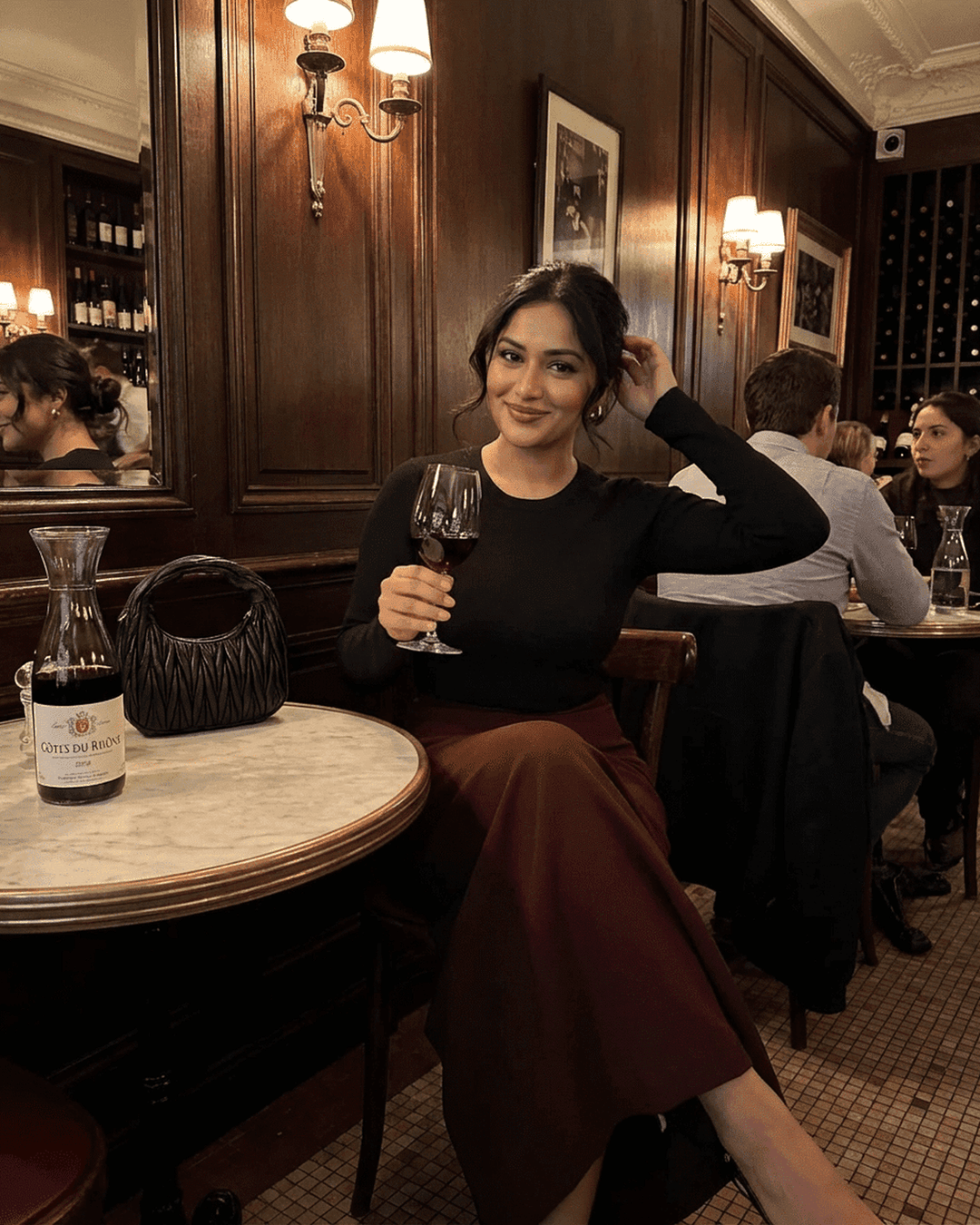 Falda burdeos elegante para mujer. Silueta maxi recta que realza la figura con sofisticación.