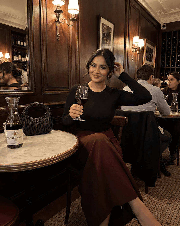 Falda burdeos elegante para mujer. Silueta maxi recta que realza la figura con sofisticación.