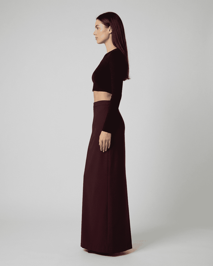 Falda larga burdeos para mujer. Diseño elegante y versátil, ideal para atuendos casuales o formales.