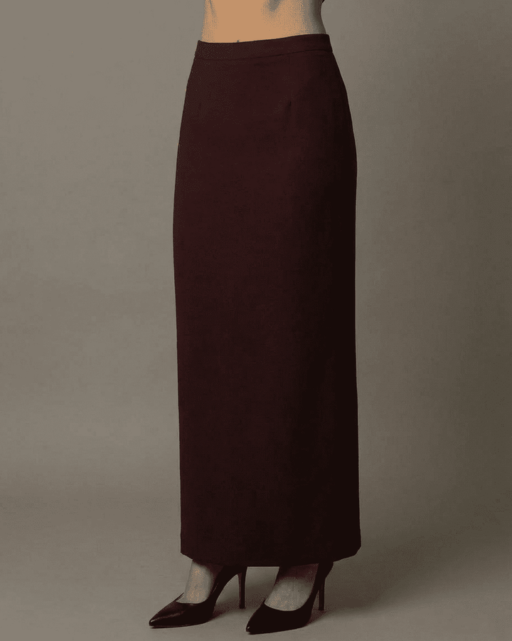 Falda maxi burdeos de cintura alta para mujer, corte recto. Ideal para un look moderno y chic.