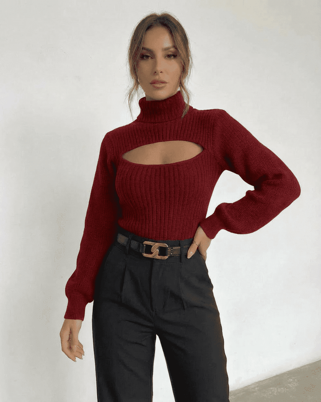 Primer plano de suéter merlot de manga larga, cuello alto acanalado. Prenda moderna y cómoda.