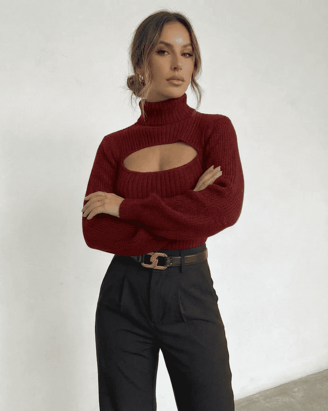 Suéter merlot de cuello alto acanalado para mujer. Estilo moderno, ideal para moda otoño invierno.