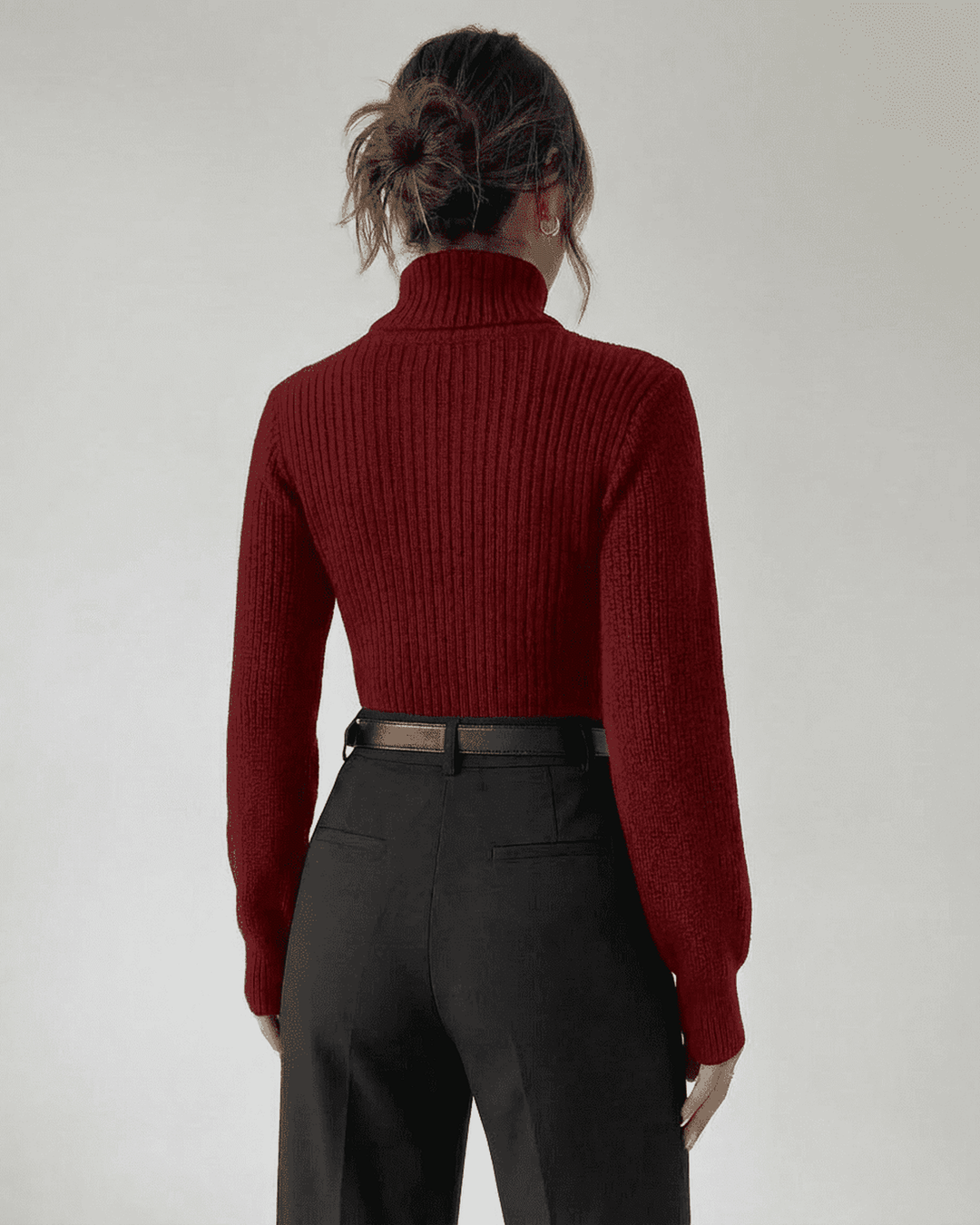 Suéter de mujer merlot con cuello alto y tejido acanalado. Ropa femenina elegante para el invierno.
