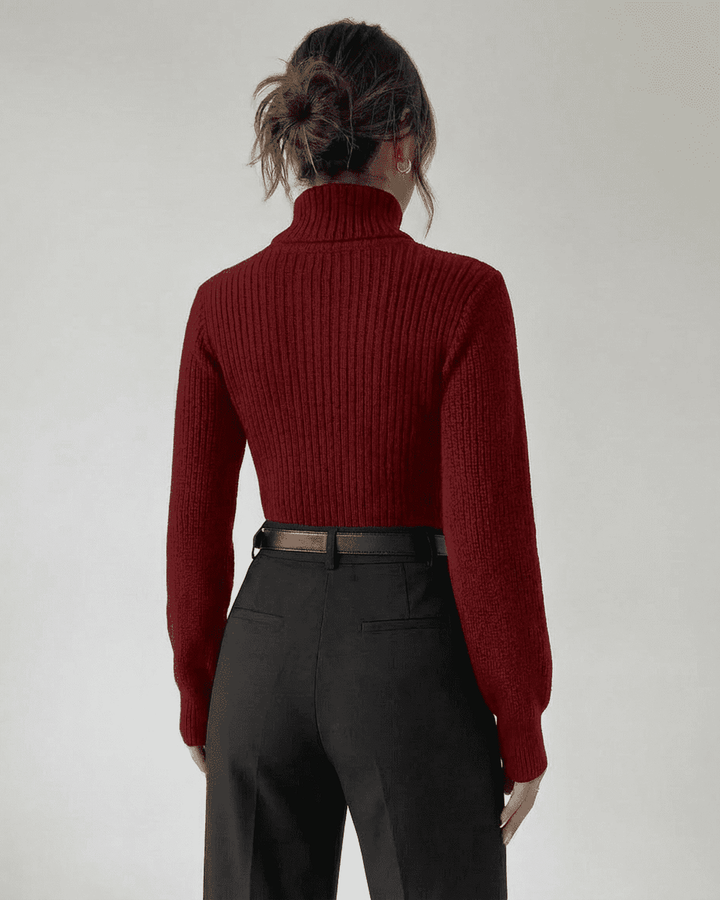 Suéter de mujer merlot con cuello alto y tejido acanalado. Ropa femenina elegante para el invierno.