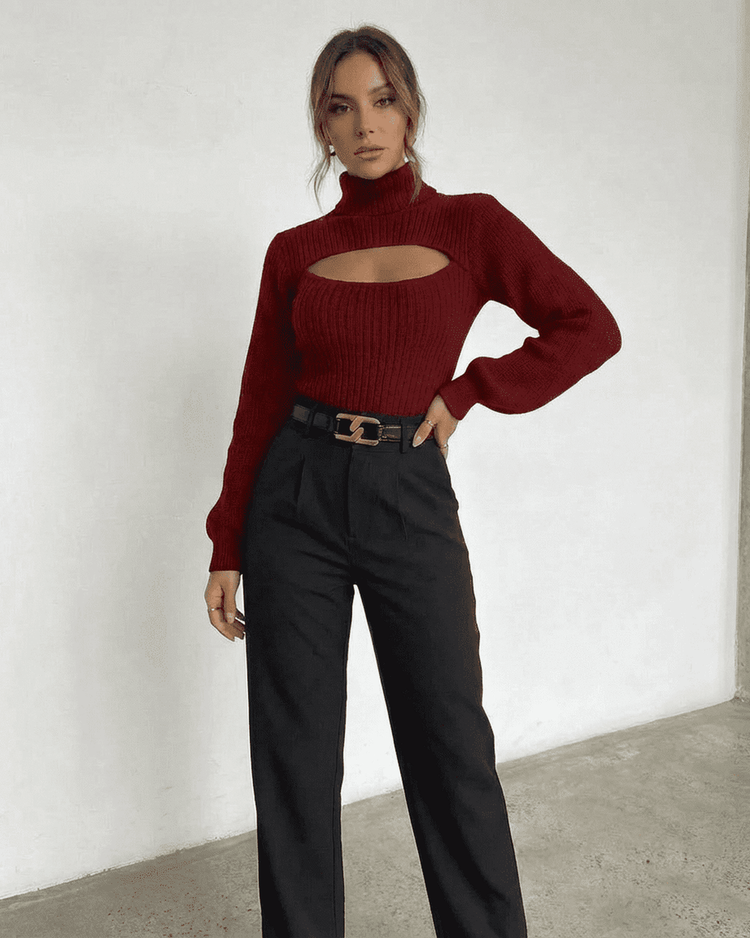 Suéter merlot moderno de cuello alto para mujer. Diseño acanalado, perfecto para el frío y el estilo.